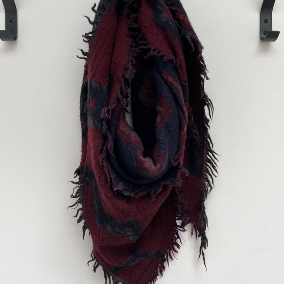 Aritzia Diamond Mosaic Triangle Scarf - Picture 2 of 4